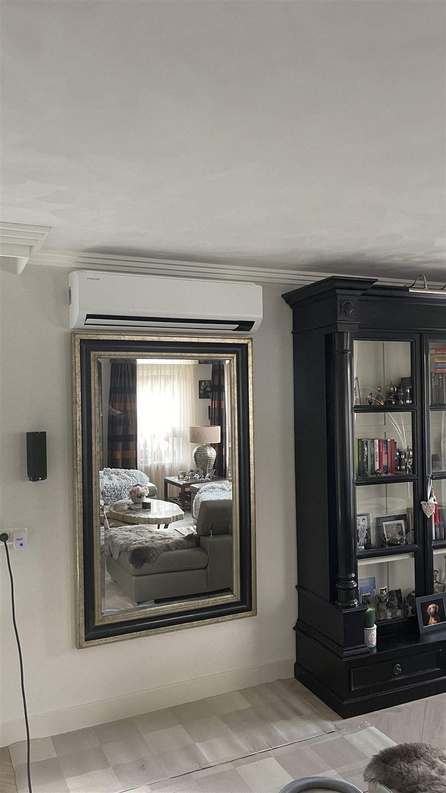 Samsung binnenunit boven een spiegel in een woonkamer, door De Neut Techniek geplaatst