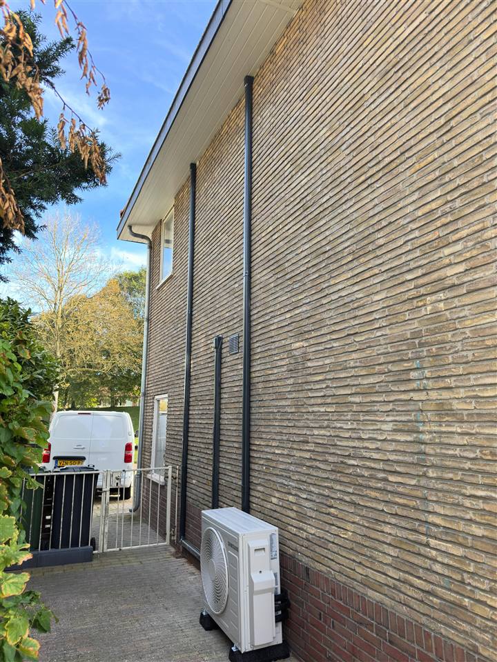 Samsung buitenunit van een multi-split naast een woning in Franeker, met antracietkleurige Inaba-leidinggoot