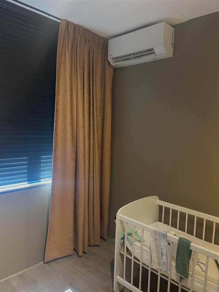 Panasonic binnenunit van 2,0 kW boven het raam in een kinderkamer in Zwolle