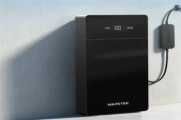 thuisbatterij-marstek Marstek Venus E thuisbatterij aan de muur